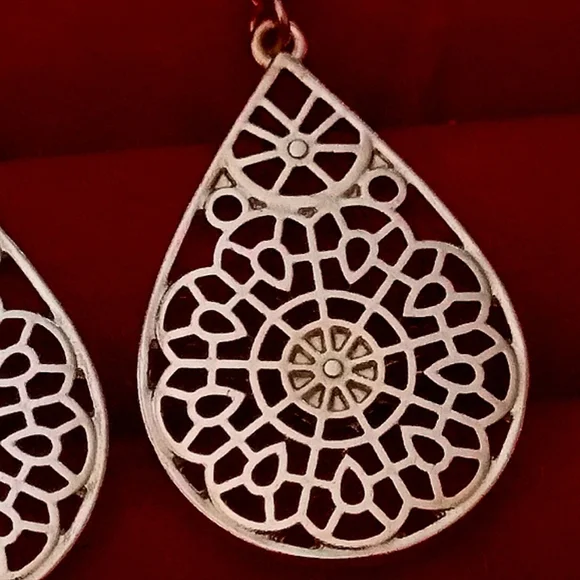 💖Women's Gold Colored Tear Drop Earrings - Picture 3 of 3